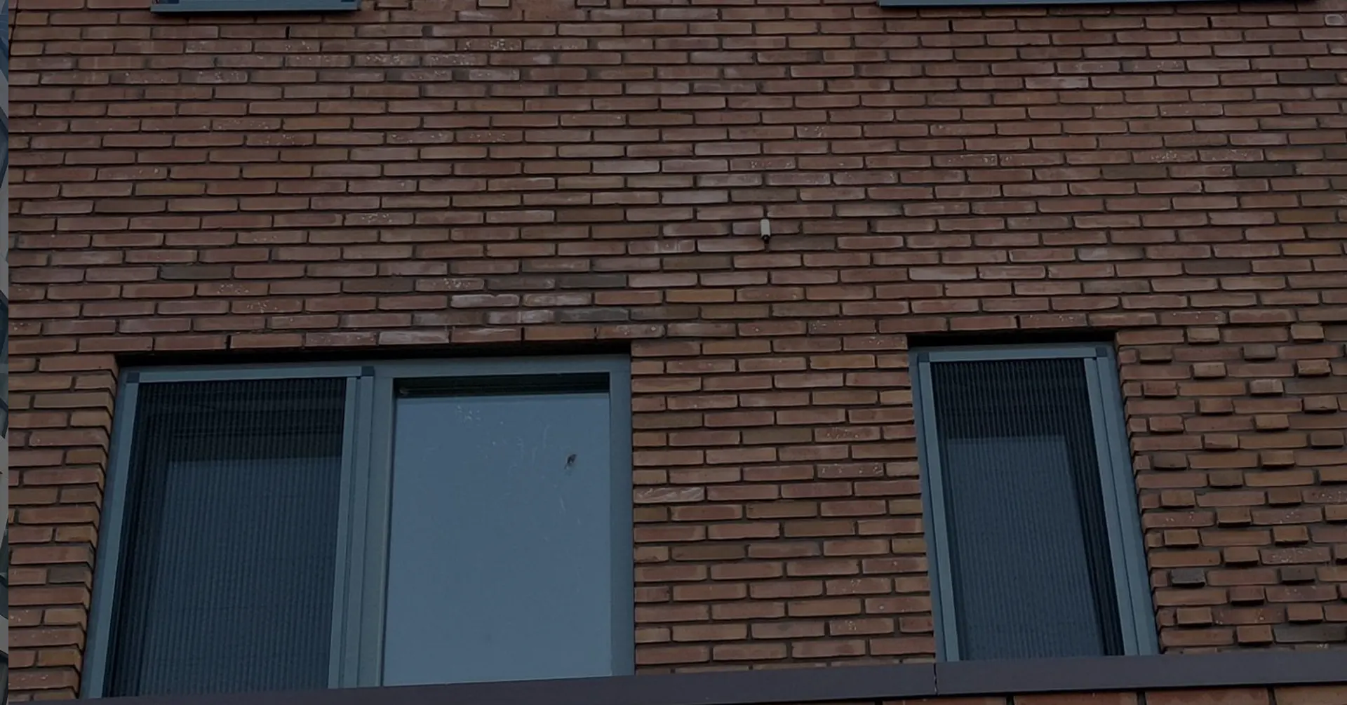 De hordeur profielen zijn uitgevoerd in aluminium. In alle RAL kleuren leverbaar. Plissé horren op maat